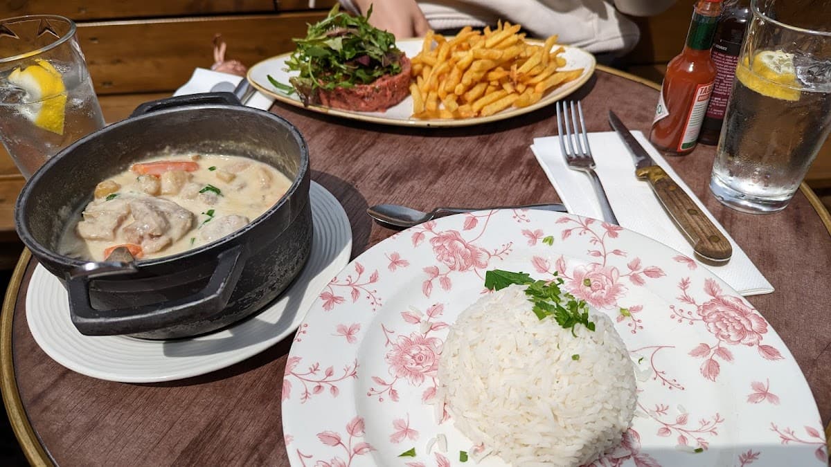 Blanquette de veau, riz et steak tartare au Beaujolais d'Auteuil