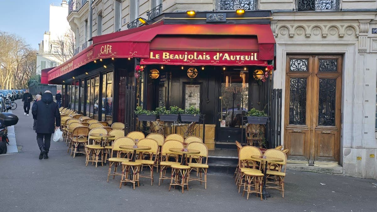 Façade et terrasse du Beaujolais d'Auteuil boulevard de Montmorency à Paris 16