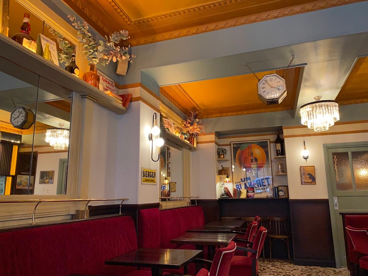 Salle intérieure du Beaujolais d'Auteuil avec banquettes rouges et décor bistrot